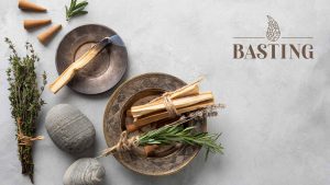 گیاهان معطر و چوب در حال سوختن