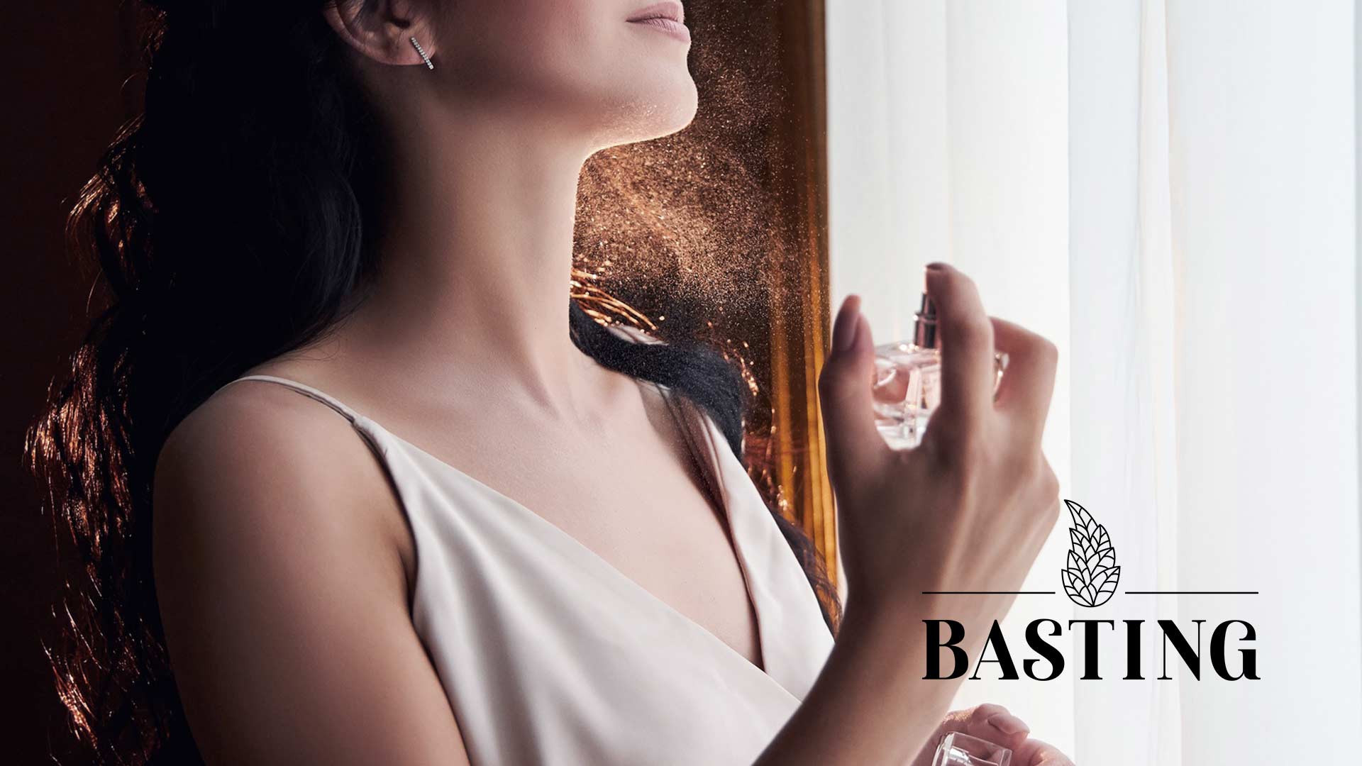 خانمی در حال اسپری عطر
