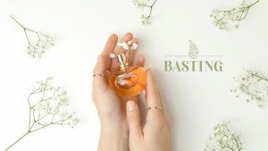 عطر کوچک در دست یک خانم