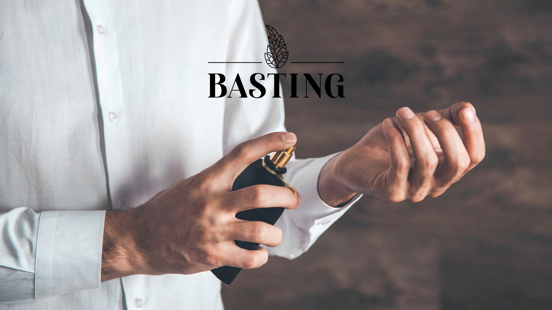 مرد در حال اسپری عطر