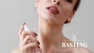 اسپری عطر روی گردن