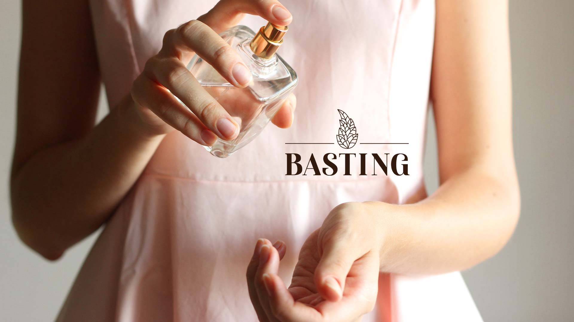 اسپری عطر روی مچ دست